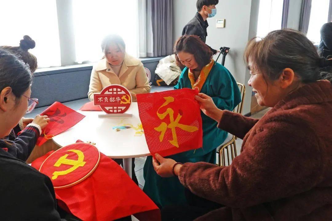 救援受困的小恐龙